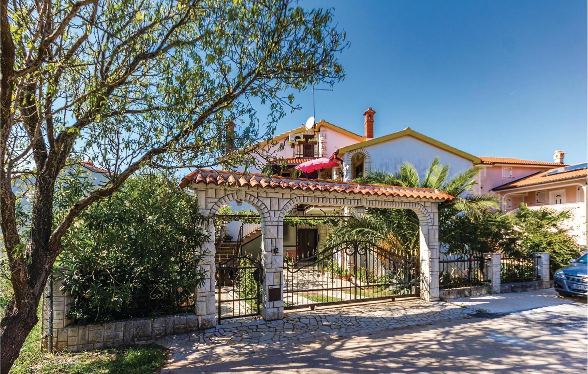Pet Friendly Apartment In Medulin With Wifi Exterior photo